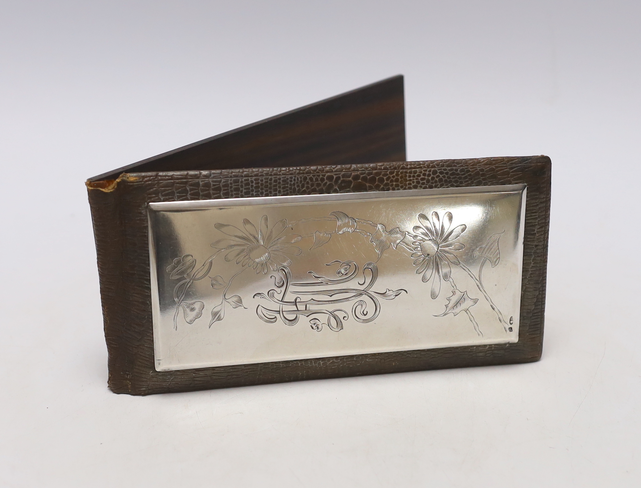 An early 20th century Russian 84 zolotnik and leather mounted wooden desk clip, with engraved decoration, 19.4cm.
